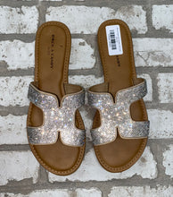 Load image into Gallery viewer, Rock &amp; Candy Zigi Sandals- (Size 9.5)
