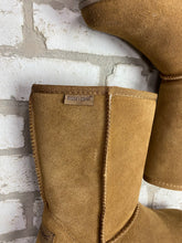 Load image into Gallery viewer, Minnetonka Chestnut Boot NEW!- (Size 6)
