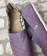 Load image into Gallery viewer, TOMS Heritage Lavender- (Size 9)
