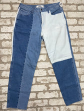 Load image into Gallery viewer, Hollister Curvy Mom Jeans- (Size 9)
