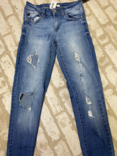 Load image into Gallery viewer, KanCan Distressed Jeans (26/5)
