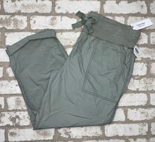 Load image into Gallery viewer, Calvin Klein Cargo Capri NEW!- (XL)
