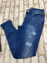 Load image into Gallery viewer, Maurices distressed Jeans (M-short)
