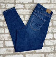 Load image into Gallery viewer, American Eagle Curvy Crop- (Size 10)

