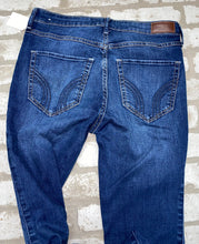 Load image into Gallery viewer, Hollister Super Skinny- (Size 7)
