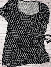 Load image into Gallery viewer, Motherhood Maternity: B&amp;W Nursing Top- Large
