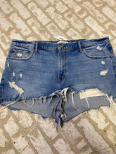 Load image into Gallery viewer, Abercrombie &amp; Fitch cut off shorts (18)
