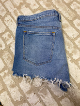 Load image into Gallery viewer, Abercrombie &amp; Fitch cut off shorts (18)
