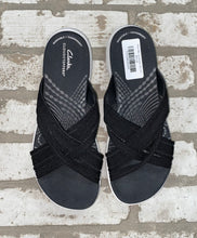 Load image into Gallery viewer, Clarks Mira Isle Sandals- (Size 6.5)
