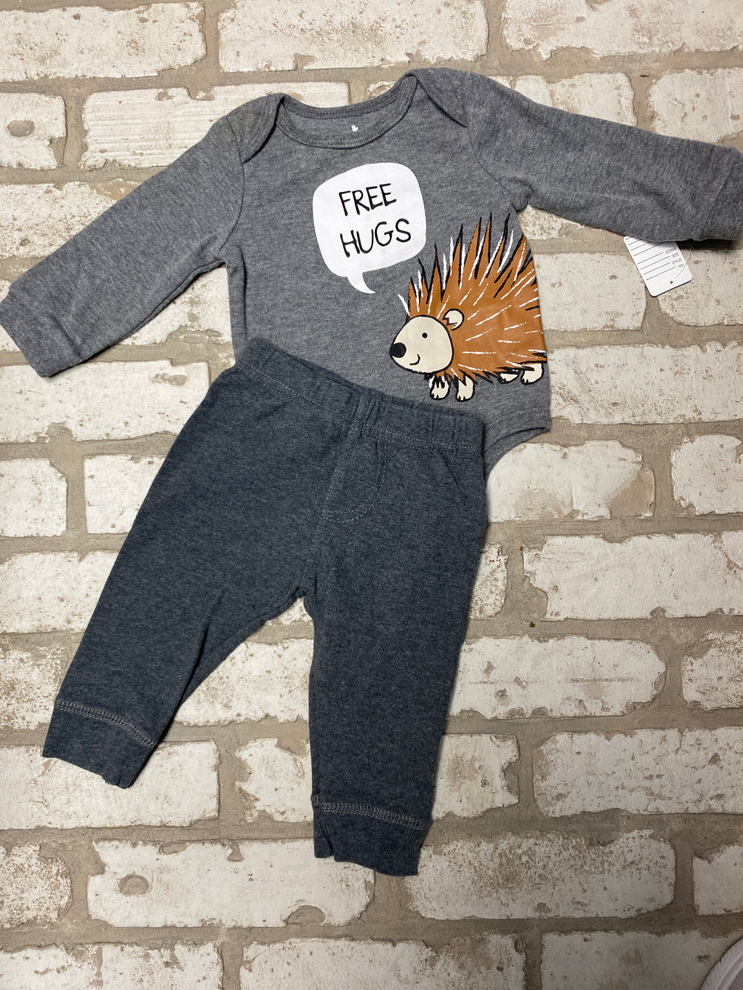 2pc free hugs 3/6mos