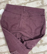Load image into Gallery viewer, Hollister Hi-Rise Skinny Crop- (Size 5)
