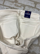 Load image into Gallery viewer, Chaps Mid-Rise Capri NEW!- (Size 6)
