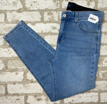 Load image into Gallery viewer, Curve Appeal Jegging- (Size 12)
