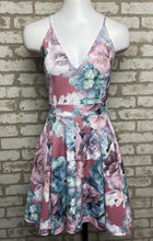 Load image into Gallery viewer, Trac Floral Print Dress- (M)
