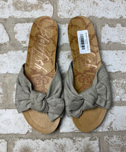 Load image into Gallery viewer, Blowfish Sandals- (Size 8)
