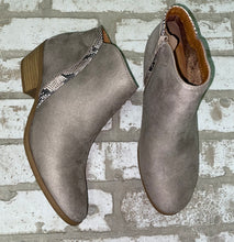 Load image into Gallery viewer, Soda Booties NEW!- (Size 7.5)
